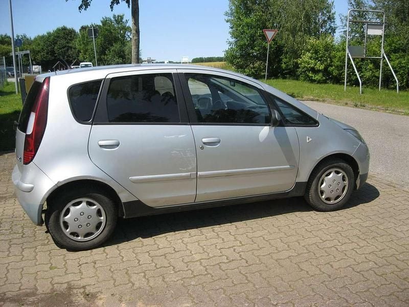 Gebraucht Mitsubishi Colt Invite 95 PS (69 kW) 2008 Silber Limousine