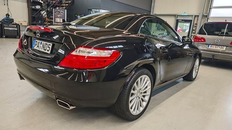 Second-hand Mercedes SLK200 184 CP (135 kW) 2011 Negru Cabrio