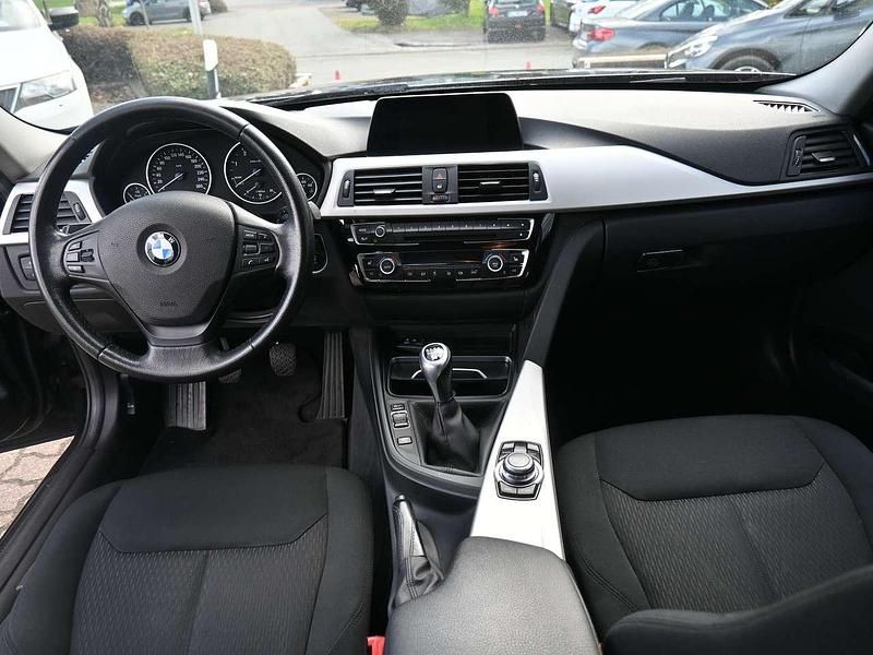 Gebraucht BMW 320 Advantage 190 PS (139 kW) 2016 Saphirschwarzmet. Kombi