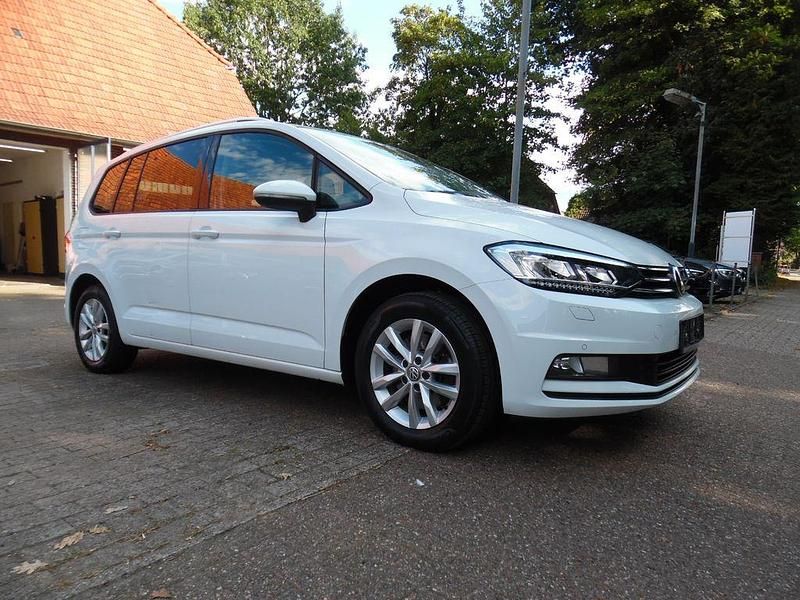 Weiß Gebraucht 2016 VW Touran Comfortline Van / Kleinbus | 16.390 € (Etwas zu teuer) - Bild 1/4