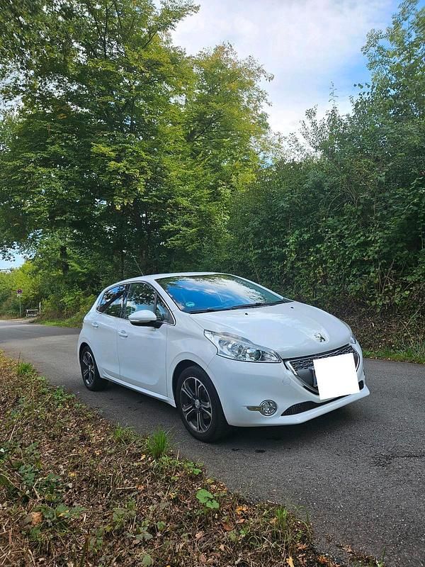 Weiß Gebraucht 2013 Peugeot 208 Allure Kleinwagen | 7.400 € (Etwas zu teuer) - Bild 1/4