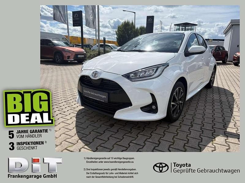 Schneeweiss Gebraucht 2021 Toyota Yaris Team Kleinwagen | 16.290 € (Fairer Preis) - Bild 1/4