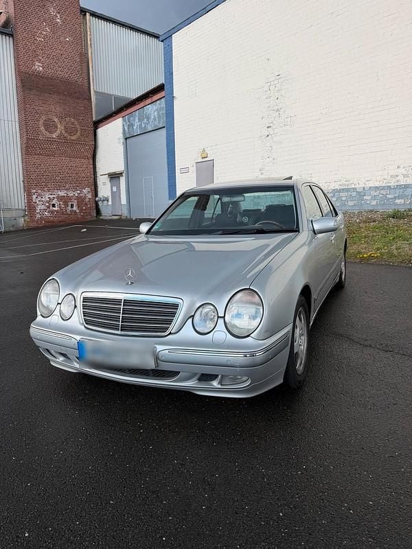 Usado Mercedes E320 197 HP (144 kW) 2000 Prateado Sedan