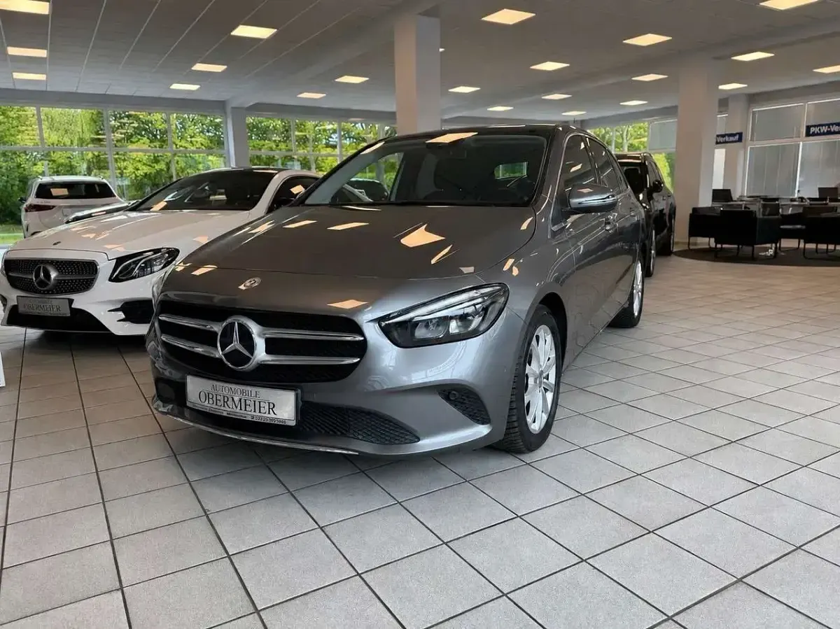 Gebraucht Mercedes B180 136 PS (100 kW) 2019 Grau Kleinwagen
