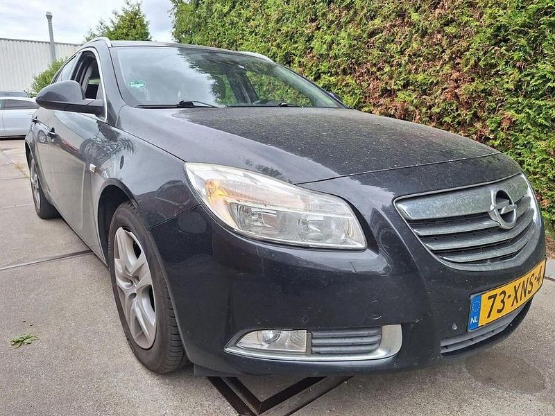 Gebraucht Opel Insignia Edition 131 PS (96 kW) 2012 Schwarz Kombi