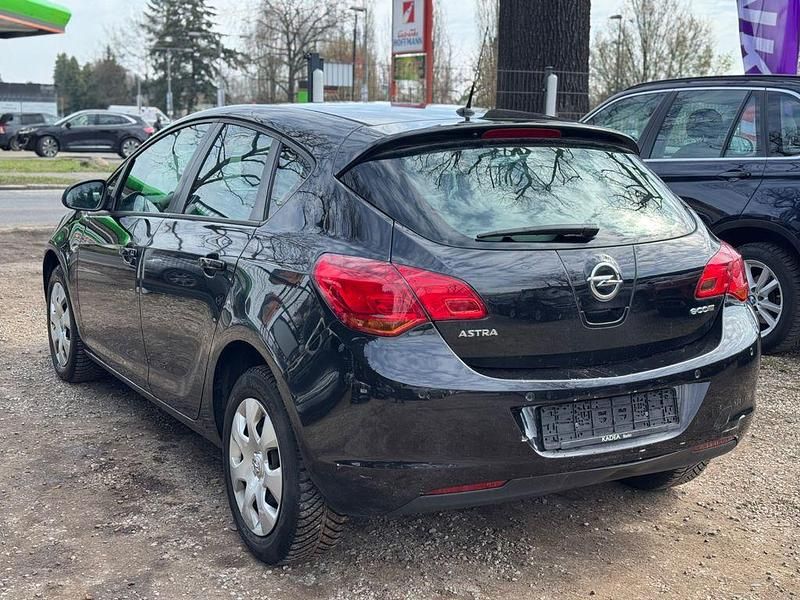 Używany Opel Astra 87 KM (63 kW) 2010 Czarny Sedan/Limuzyna