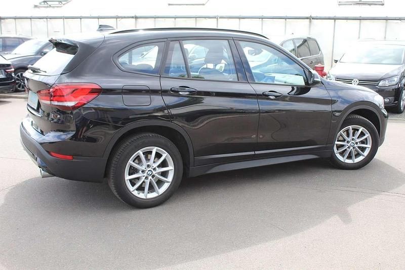 Saphirschwarz Gebraucht 2022 BMW X1 Advantage SUV | 24.980 € (Fairer Preis) - Bild 1/4