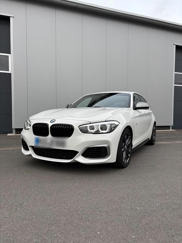 Weiß Gebraucht 2019 BMW M140 M Performance Limousine | 37.590 € (Fairer Preis) - Bild 1/4