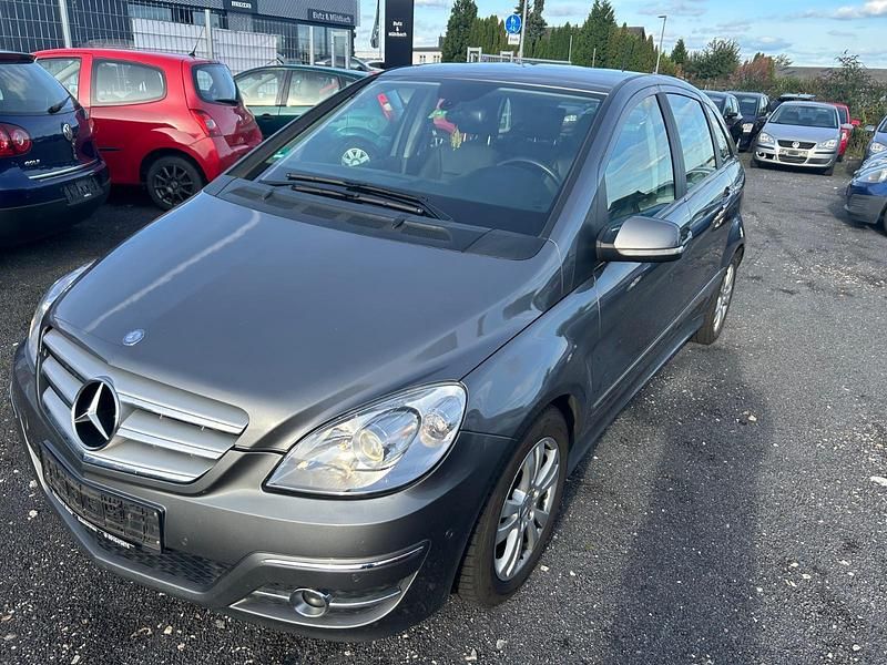 Grau Gebraucht 2010 Mercedes B200 Van / Kleinbus | 5.999 € (Etwas zu teuer) - Bild 1/4
