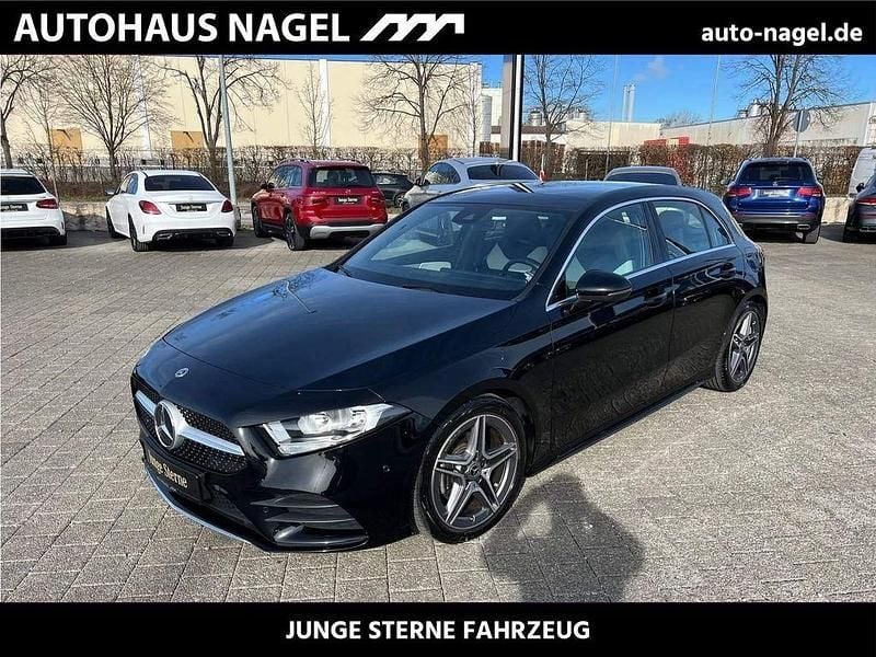 Lack kosmosschwarz (metallic) Gebraucht 2020 Mercedes A180 AMG line Limousine | 20.899 € (Guter Preis) - Bild 1/4