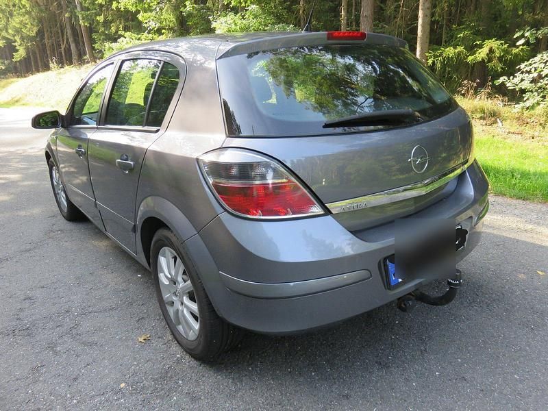 Grau Gebraucht 2007 Opel Astra Limousine | 1.400 € (Superpreis) - Bild 1/4