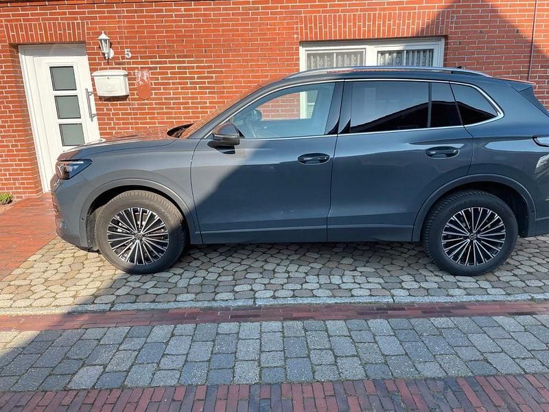 Gebraucht VW Tiguan 193 PS (141 kW) 2024 Grau SUV