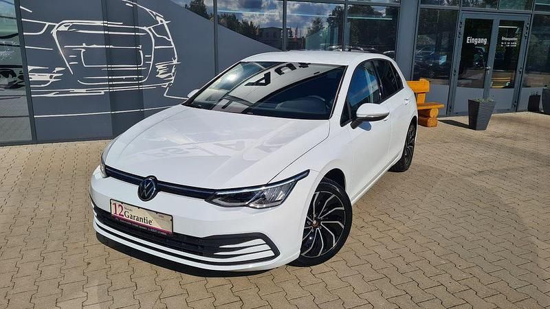 Weiß Gebraucht 2021 VW Golf VIII Life Limousine | 21.400 € (Guter Preis) - Bild 1/4
