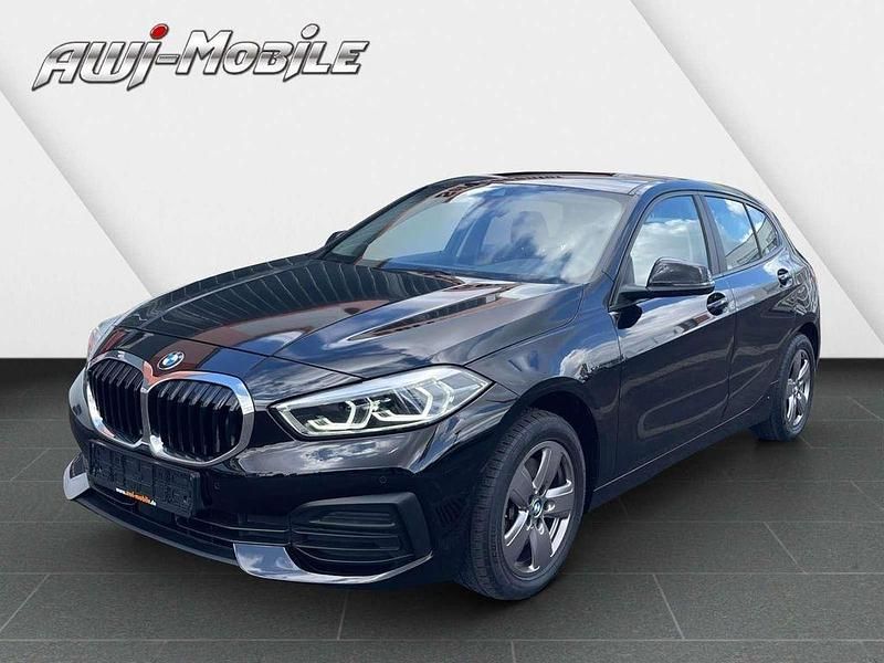 Schwarz ii/bonnet fluid black Gebraucht 2023 BMW 118 Advantage Kleinwagen | 16.999 € (Superpreis) - Bild 1/4