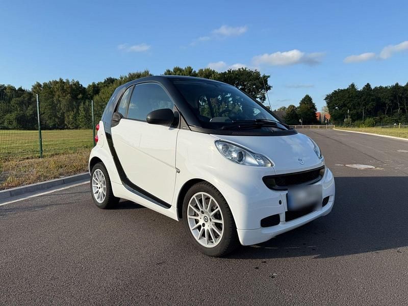 Weiß Gebraucht 2011 Smart ForTwo Coupé Passion Kleinwagen | 3.999 € (Guter Preis) - Bild 1/4