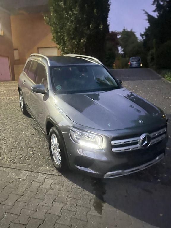 Grau Gebraucht 2021 Mercedes GLB200 SUV | 22.900 € (Superpreis) - Bild 1/4