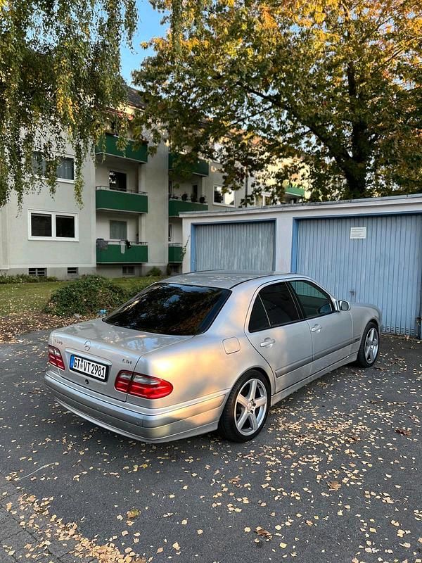 Silber Gebraucht 1999 Mercedes E320 Limousine | 8.300 € - Bild 1/4