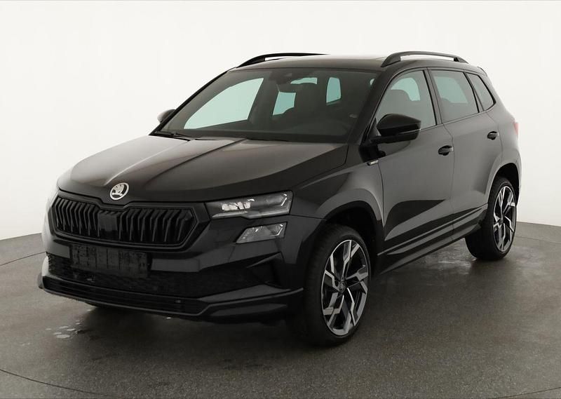 Black magic perleffekt Neu 2025 Skoda Karoq SportLine SUV | 40.495 € (Fairer Preis) - Bild 1/4