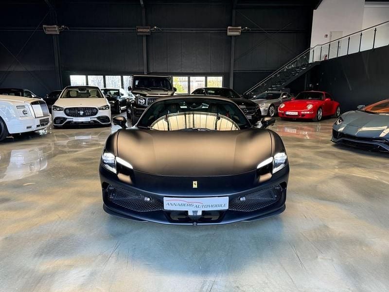 Neu Ferrari 296 829 PS (609 kW) 2025 Schwarz Cabrio