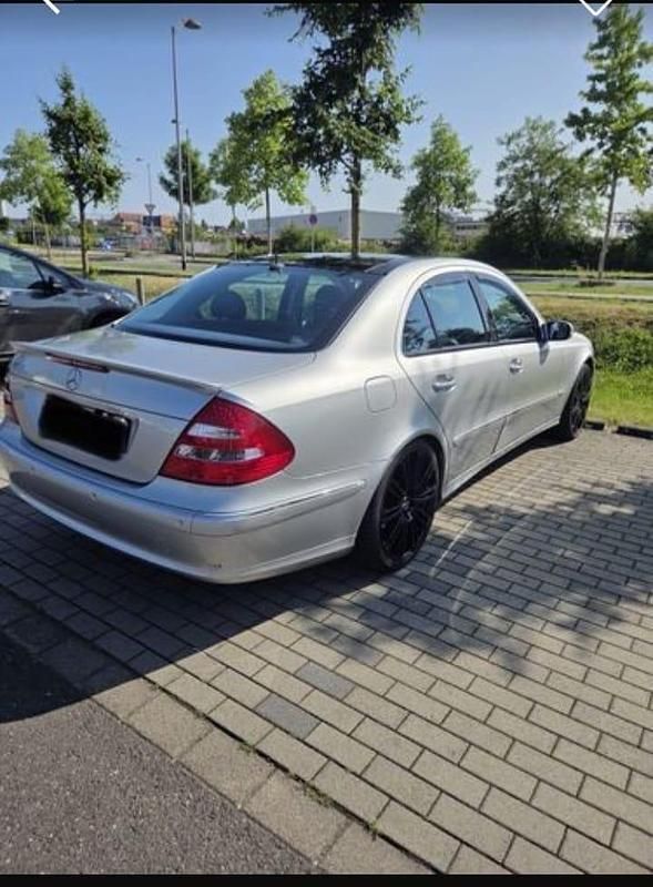 Silber Gebraucht 2002 Mercedes E240 Limousine | 3.350 € (Fairer Preis) - Bild 1/4