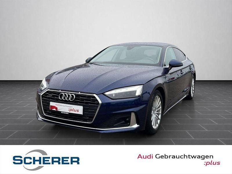 Navarrablau metallic (metallic) Gebraucht 2023 Audi A5 Sportback Ambiente Kleinwagen | 32.900 € (Guter Preis) - Bild 1/4