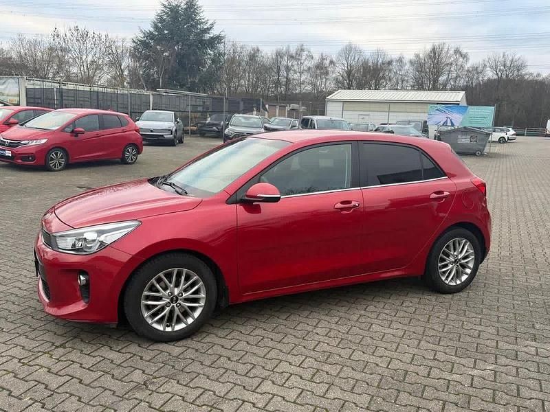 Gebraucht Kia Rio 99 PS (72 kW) 2018 (beg) signal red m (metallic) Limousine