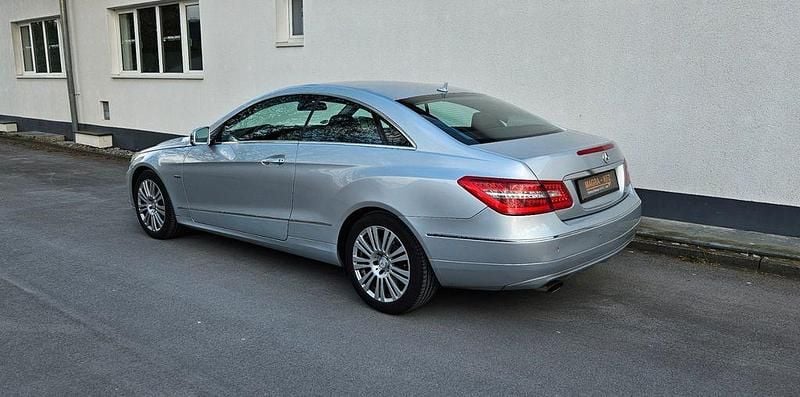 Gebraucht Mercedes E200 184 PS (135 kW) 2012 Silber Coupé