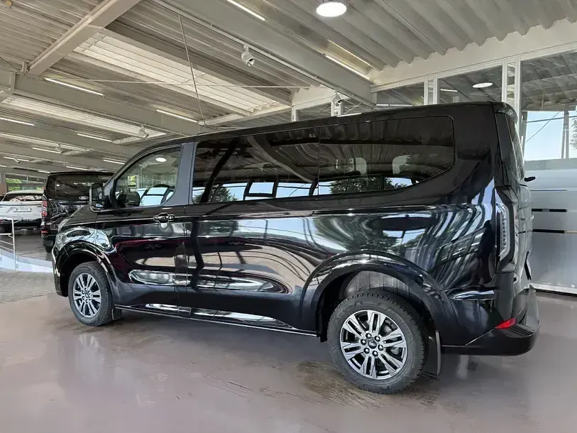 Gebraucht Ford Tourneo Titanium 136 PS (100 kW) 2025 Schwarz Van / Kleinbus