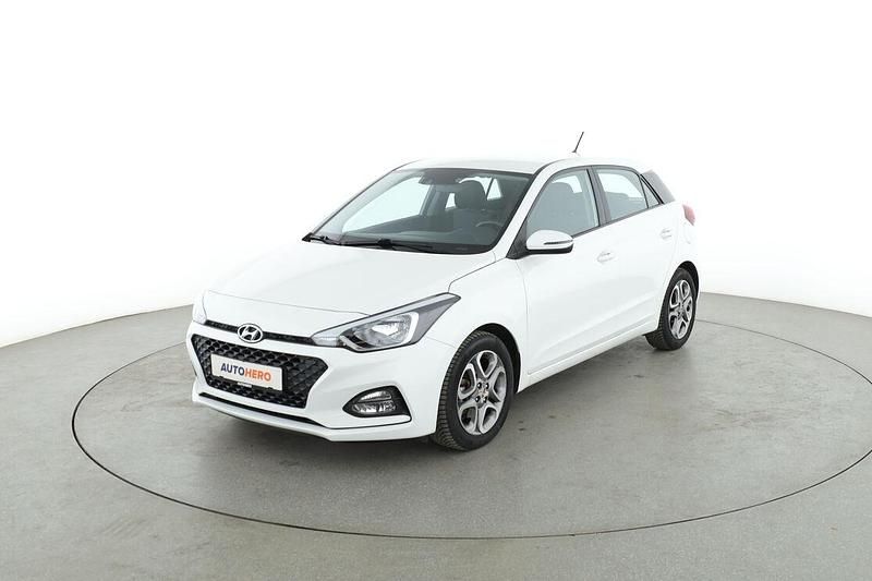 Weiß Gebraucht 2019 Hyundai i20 Trend Limousine | 15.910 € (Teuer) - Bild 1/3