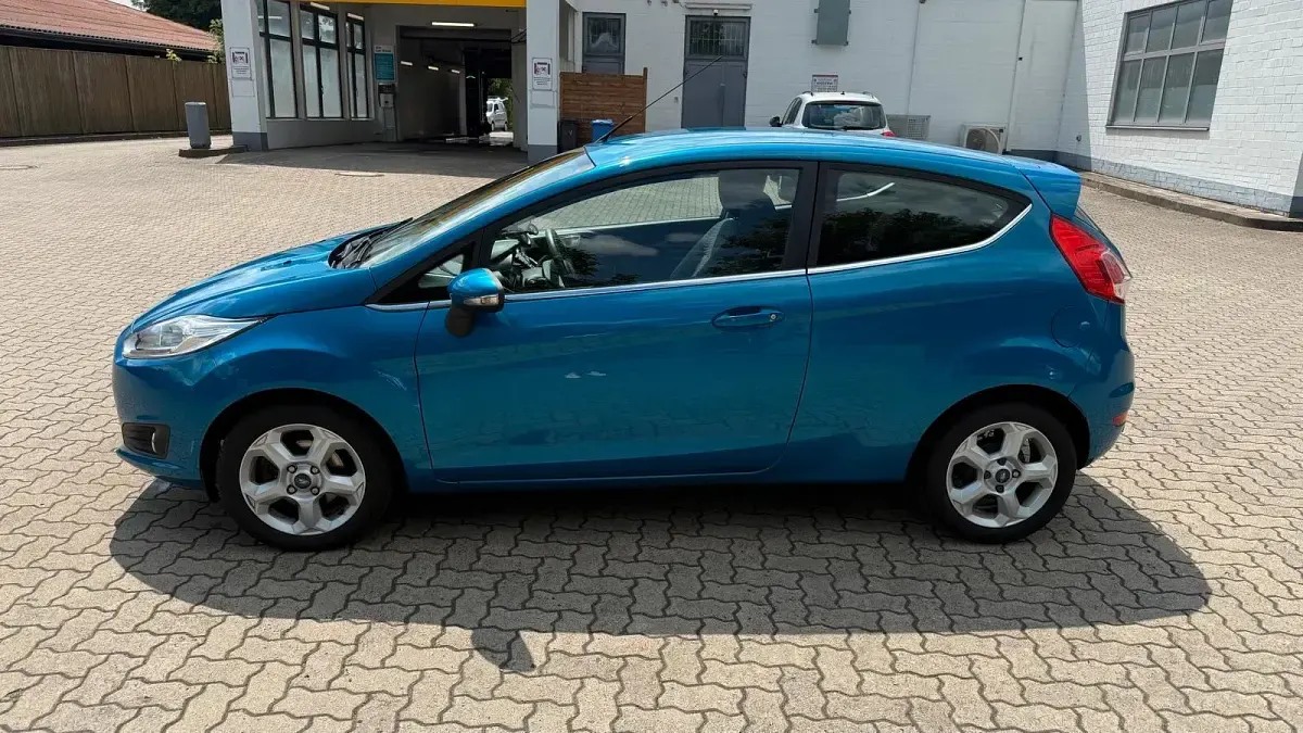 Gebraucht Ford Fiesta 100 PS (73 kW) 2013 Blau Kleinwagen
