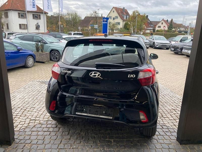 Gebraucht Hyundai i10 Select 63 PS (46 kW) 2024 Phantom black mineraleffekt Kleinwagen