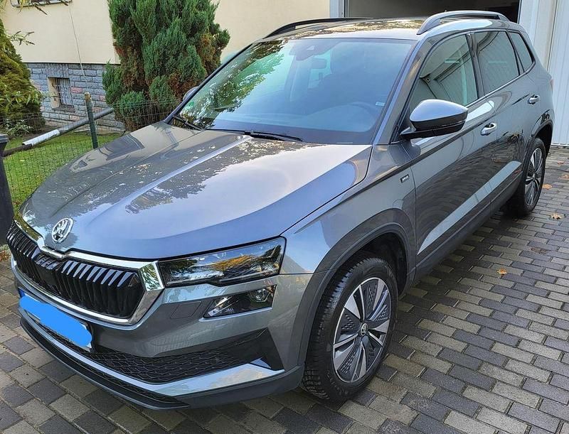 Grau Gebraucht 2024 Skoda Karoq Drive SUV | 31.999 € (Superpreis) - Bild 1/4