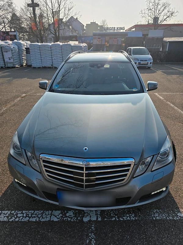 Grau Gebraucht 2009 Mercedes E220 Kombi | 8.000 € (Fairer Preis) - Bild 1/4