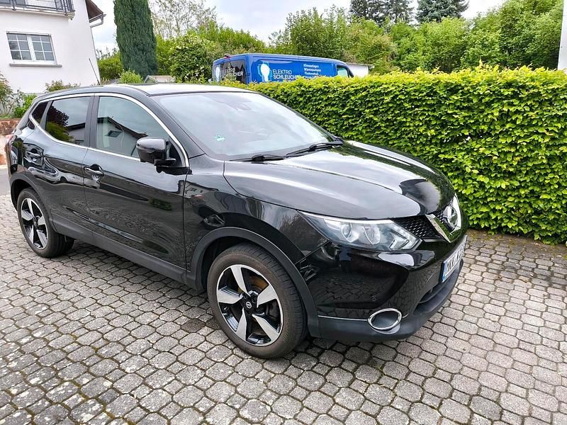 Gebraucht Nissan Qashqai 115 PS (84 kW) 2015 Schwarz SUV