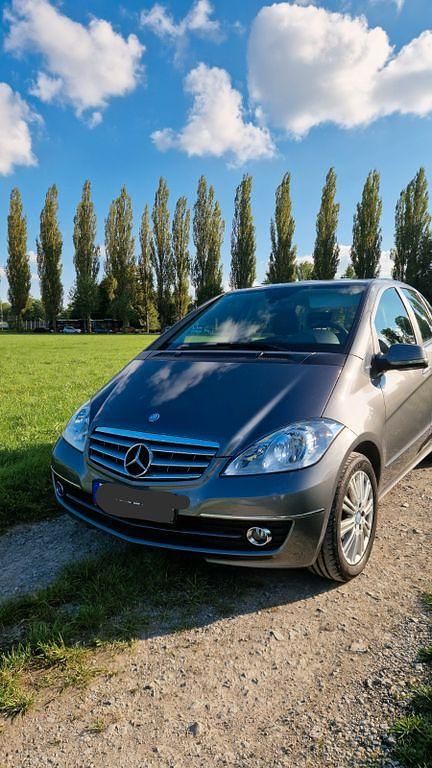 Grau Gebraucht 2009 Mercedes A180 Avantgarde Van / Kleinbus | 4.700 € (Etwas zu teuer) - Bild 1/4