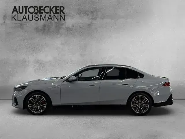 Gebraucht BMW 550e M Sport 490 PS (360 kW) 2025 Grau Limousine