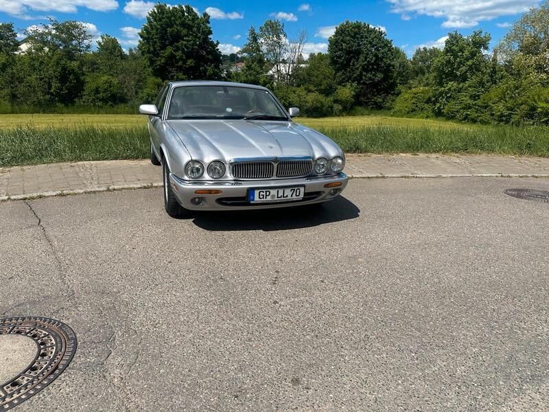 Silber Gebraucht 2002 Jaguar XJ8 Limousine | 5.790 € - Bild 1/4