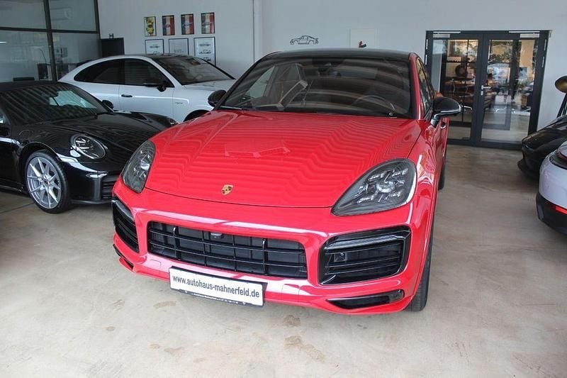 Rot Neu 2025 Porsche Cayenne Coupe GTS Coupé | 100.390 € - Bild 1/4
