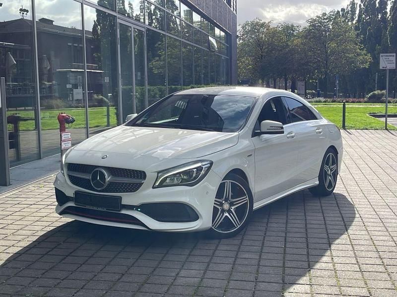 Weiß Gebraucht 2016 Mercedes CLA250 AMG line Limousine | 21.990 € (Superpreis) - Bild 1/4