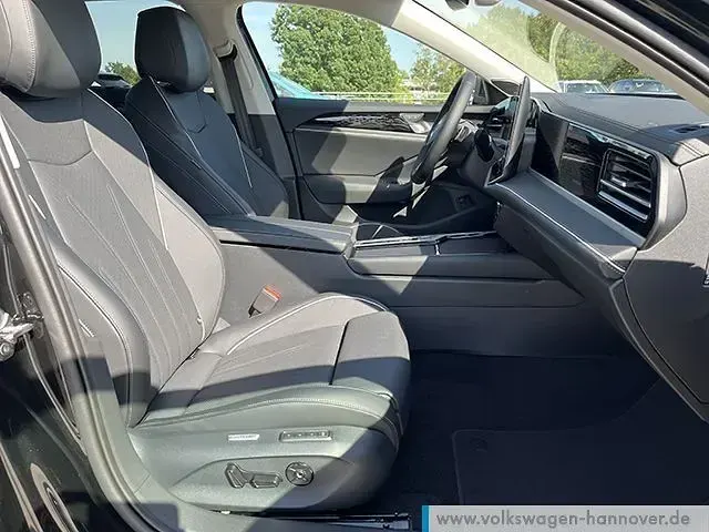 Gebraucht VW Passat Elegance 177 PS (130 kW) 2024 Grenadillschwarz metallic Kombi