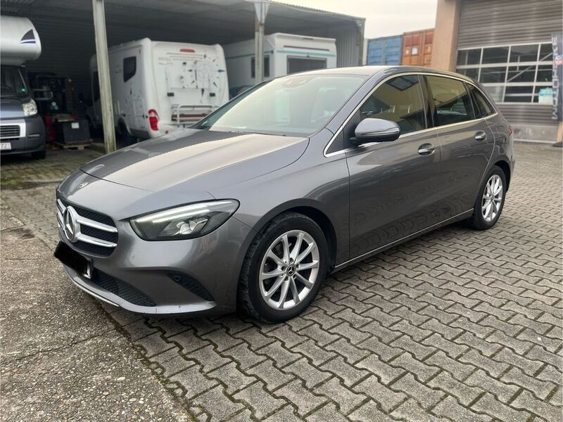 Grau Gebraucht 2019 Mercedes B180 Van / Kleinbus | 15.990 € (Fairer Preis) - Bild 1/4
