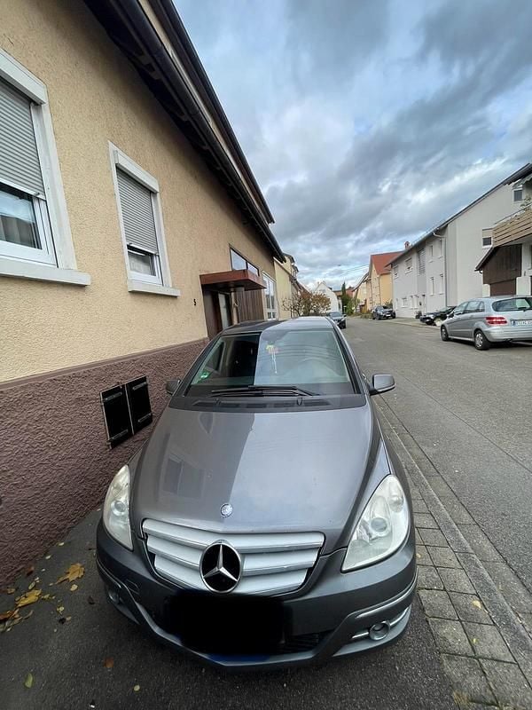 Grau Gebraucht 2008 Mercedes 180 Limousine | 1.400 € - Bild 1/4