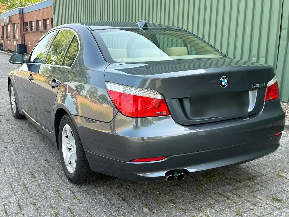 Gebraucht BMW 523 190 PS (139 kW) 2009 Grau Limousine