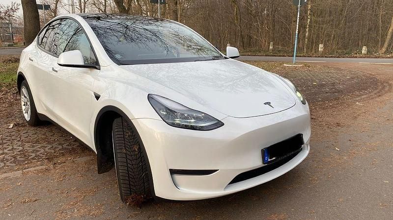 Weiß Gebraucht 2022 Tesla Model Y Long Range AWD SUV | 33.590 € (Fairer Preis) - Bild 1/4