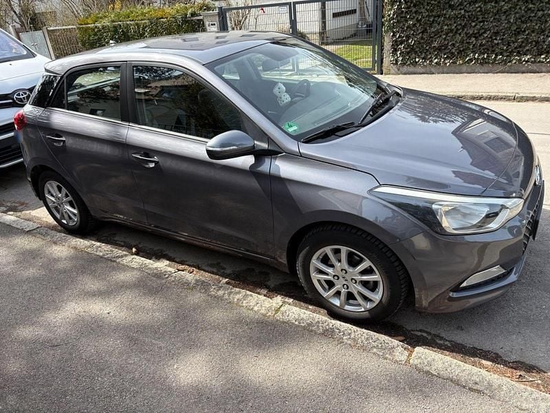 Gebraucht Hyundai i20 Classic 84 PS (61 kW) 2015 Grau Kleinwagen
