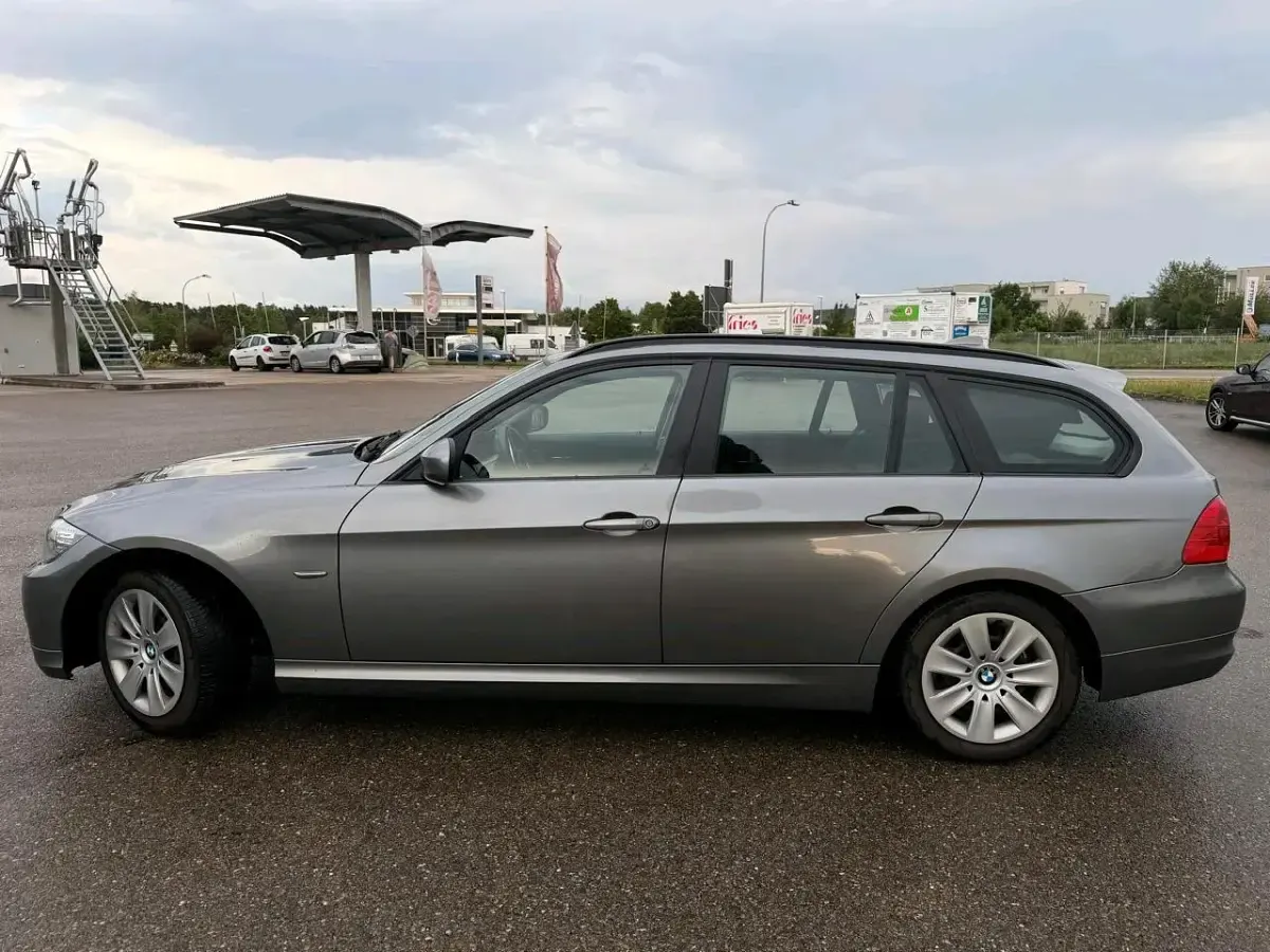 Gebraucht BMW 318 143 PS (105 kW) 2012 Grau Kombi