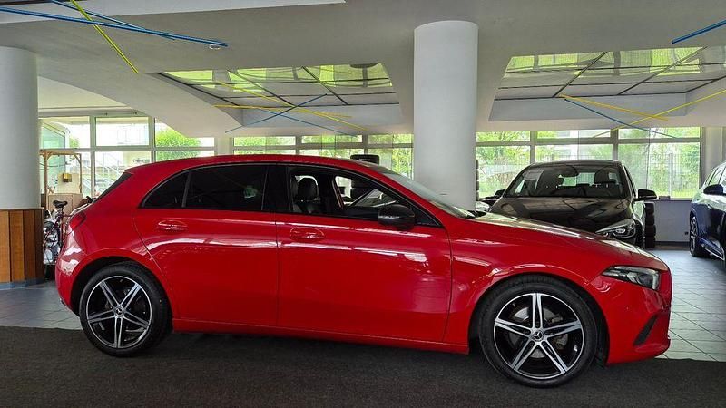 Gebraucht Mercedes A200 Night 150 PS (110 kW) 2019 Rot Limousine