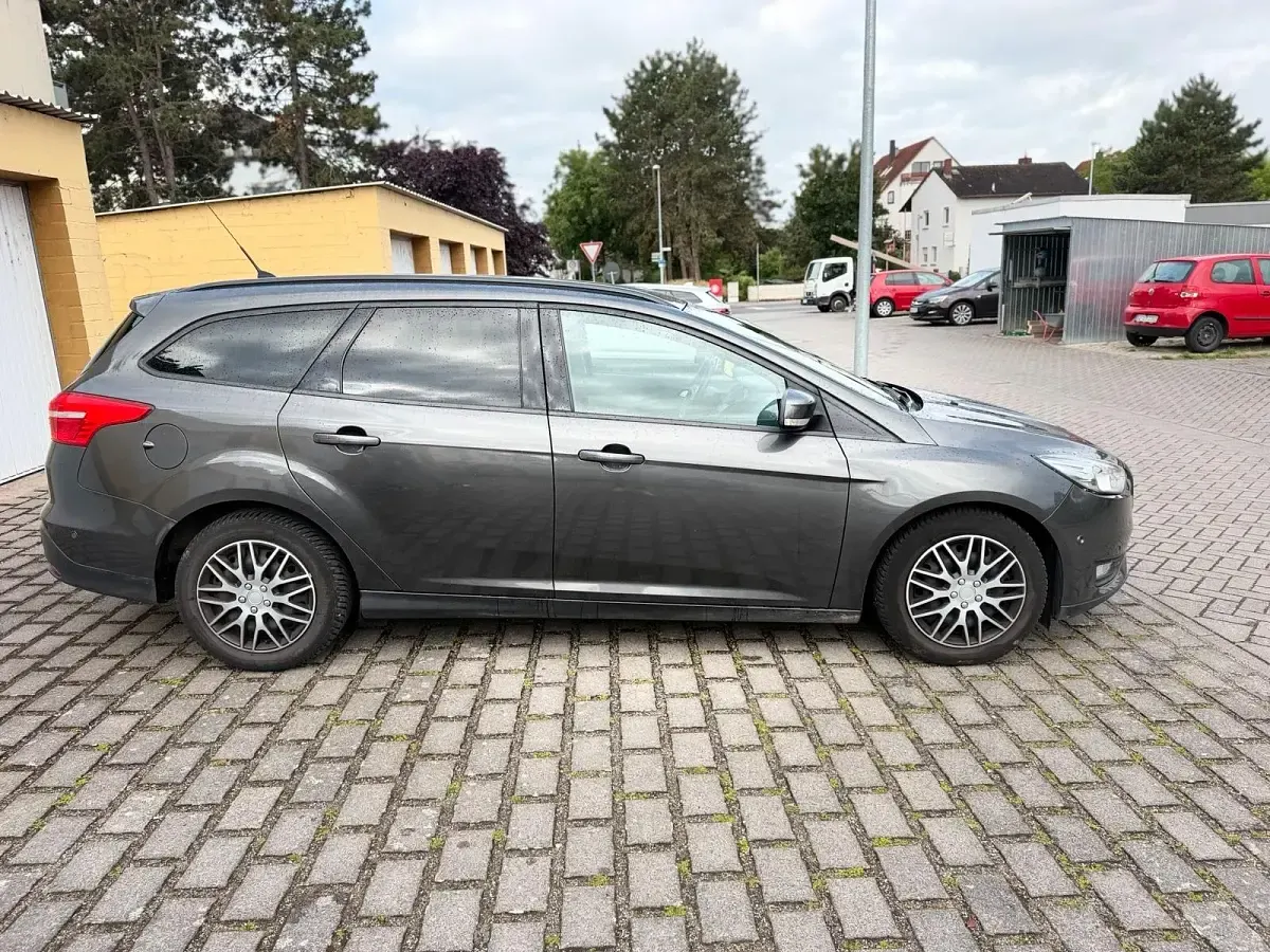 Gebraucht Ford Focus 101 PS (74 kW) 2014 Grau Kombi