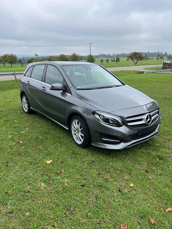 Grau Gebraucht 2015 Mercedes B220 Van / Kleinbus | 18.200 € (Fairer Preis) - Bild 1/4
