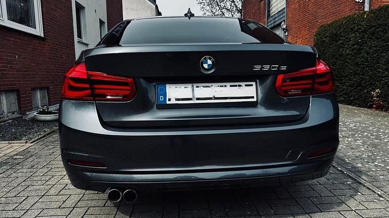 Gebraucht BMW 330e Advantage 252 PS (185 kW) 2017 Grau Limousine